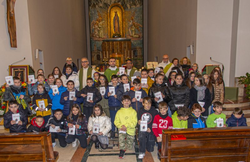 La Bibbia donata ai ragazzi del catechismo